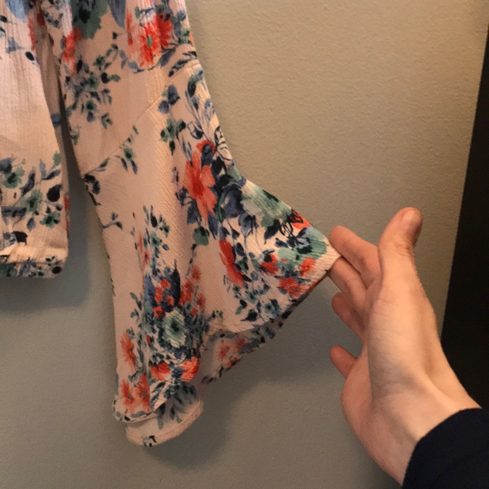 Lush pink floral blouse w/ bell sleeves - Picture 3 of 5